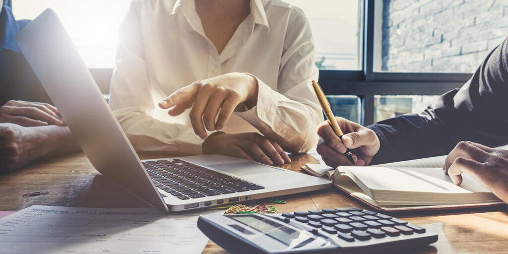 Evaluating Financial Applications from an IT and Security Perspective